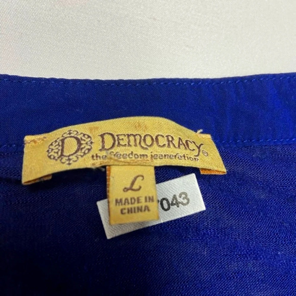 Democracy - Womans Blouse /  Split Neck / Button Down - Picture 4 of 9
